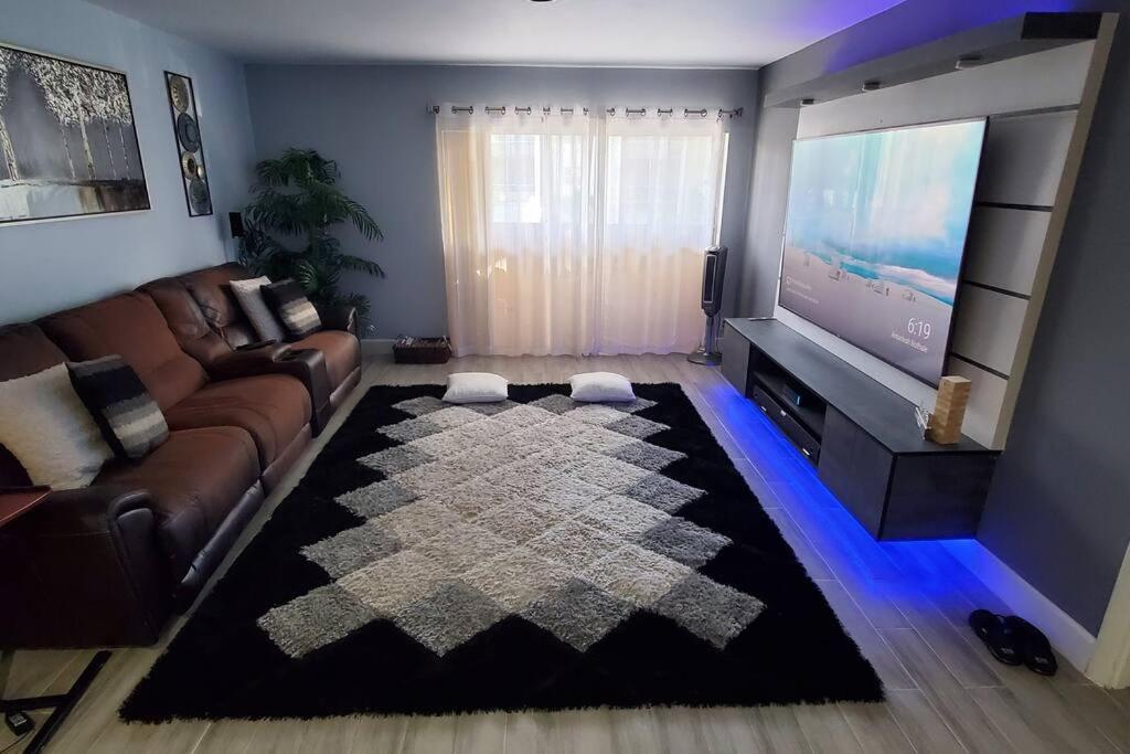 Apartamento Fully Furnished, Beautiful, Spacious Two Bedroom Lauderhill