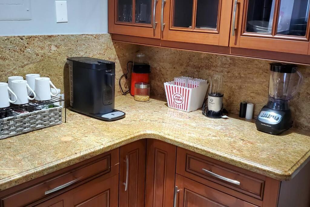 Fully Furnished, Beautiful, Spacious Two Bedroom Apartamento *