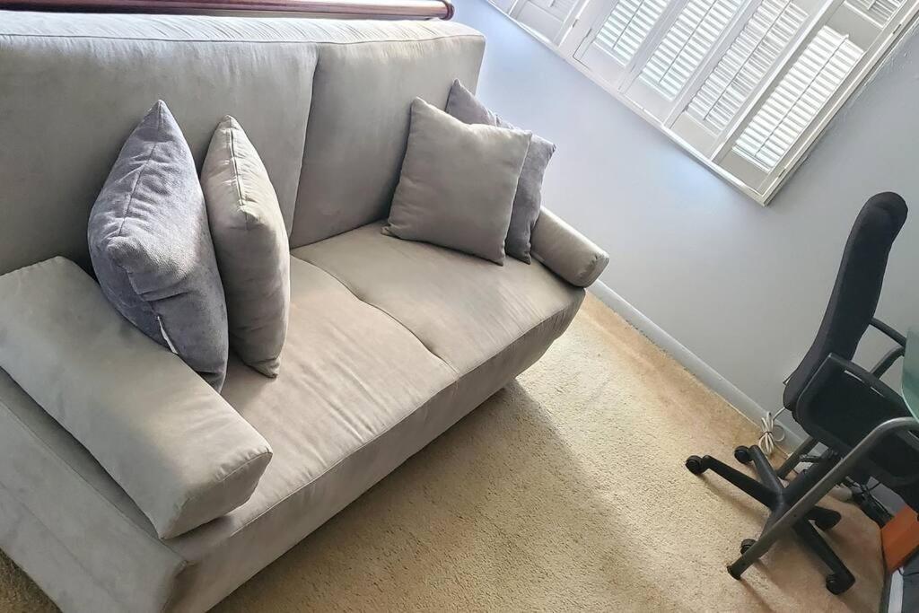 Fully Furnished, Beautiful, Spacious Two Bedroom Apartamento