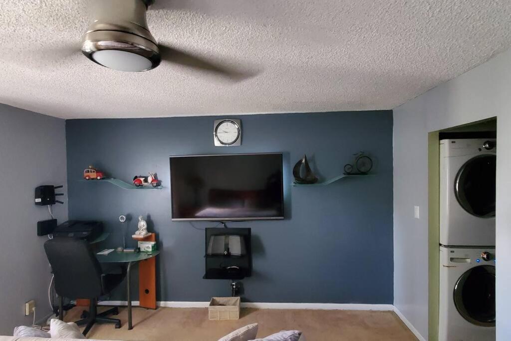 Fully Furnished, Beautiful, Spacious Two Bedroom Apartamento