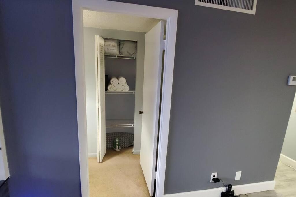 Fully Furnished, Beautiful, Spacious Two Bedroom Apartamento