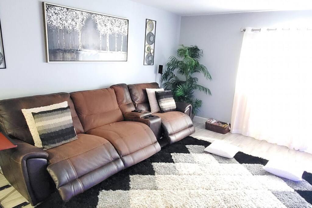 Fully Furnished, Beautiful, Spacious Two Bedroom Apartamento